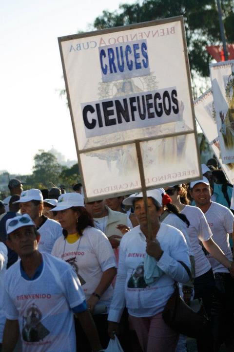 Cubanos en la Plaza en la Santa Misa - 09