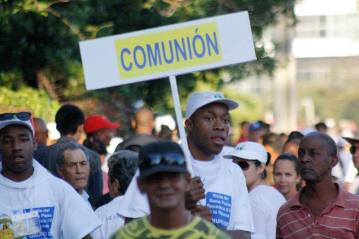 Cubanos en la Plaza en la Santa Misa - 08