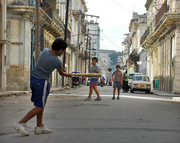 Juego de pelota en la calle