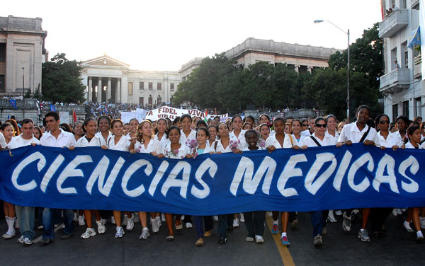 Homenaje a los 8 estudiantes de medicina