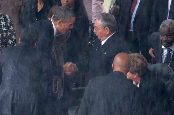 Saludo de Raúl y Obama_2