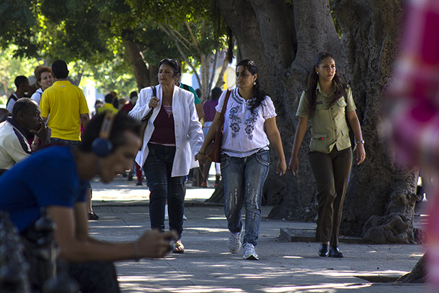 mujeres cubanas por las calles