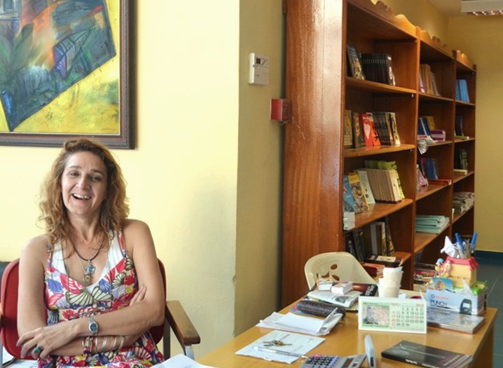 Vivian, vendedora de libros en la UNEAC