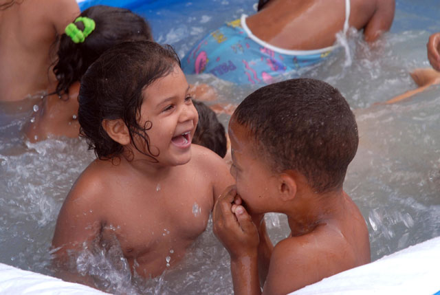 niños en una piscina