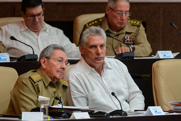 Raúl Castro asiste a sesión plenaria del Parlamento cubano