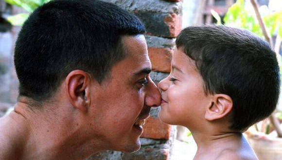 Saludo entre padre e hijo