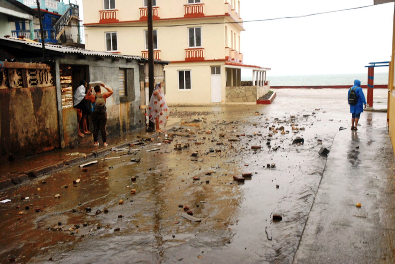 Escombros comienzan a acumularse al pie del emblemático hotel La Rusa, en Baracoa, al amanecer del 8 de septiembre de 2017, durante el acercamiento del huracán Irma a la costa norte oriental de Cuba. Guantánamo, el 8 de septiembre de 2017.