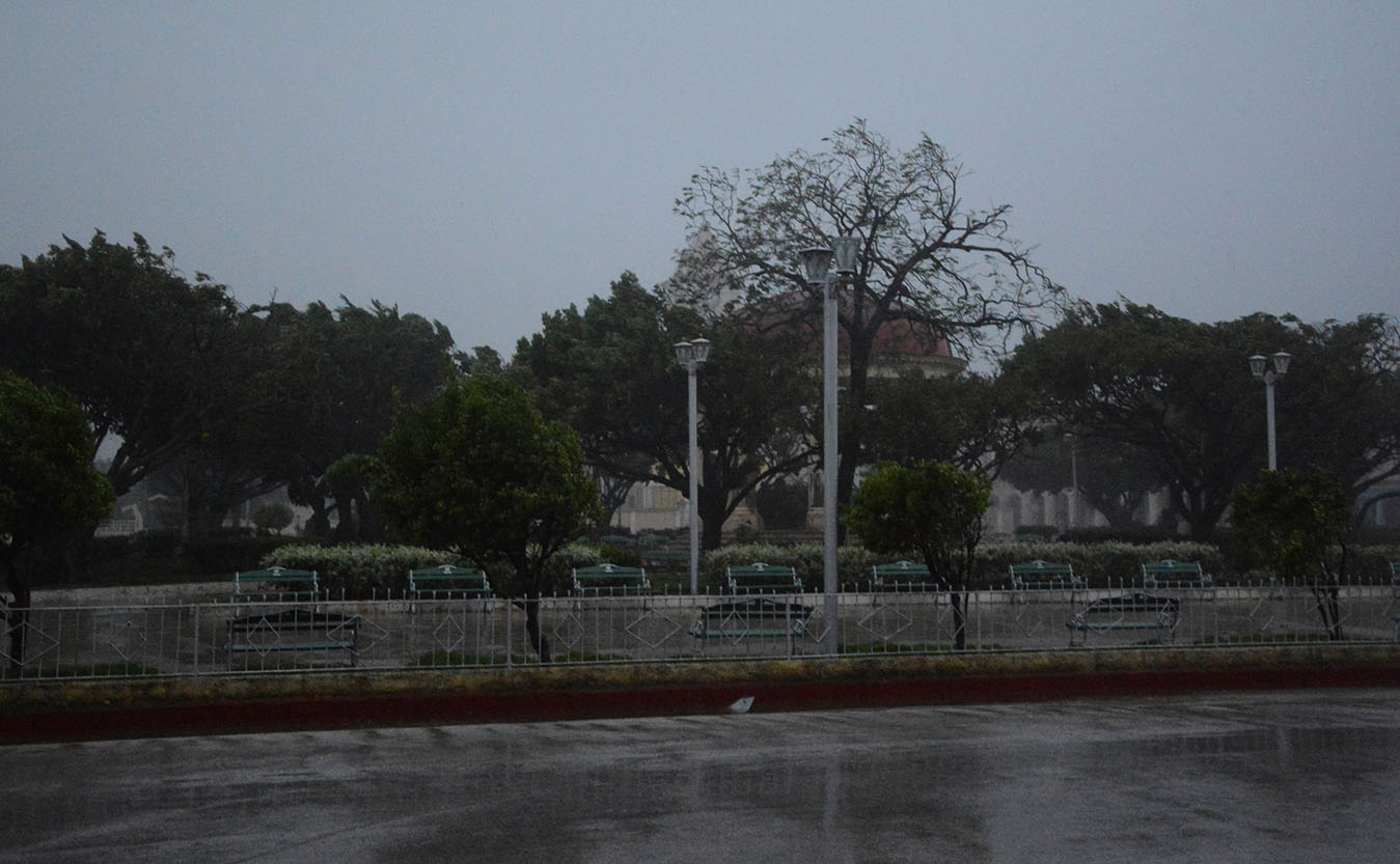 Vista de la ciudad de Caibarien, en Villa Clara, al amanecer del 9 de septiembre de 2017, durante el paso del huracán Irma por la costa norte de Cuba. Vista de la ciudad de Caibarien, en Villa Clara, al amanecer del 9 de septiembre de 2017, durante el paso del huracán Irma por la costa norte de Cuba.
