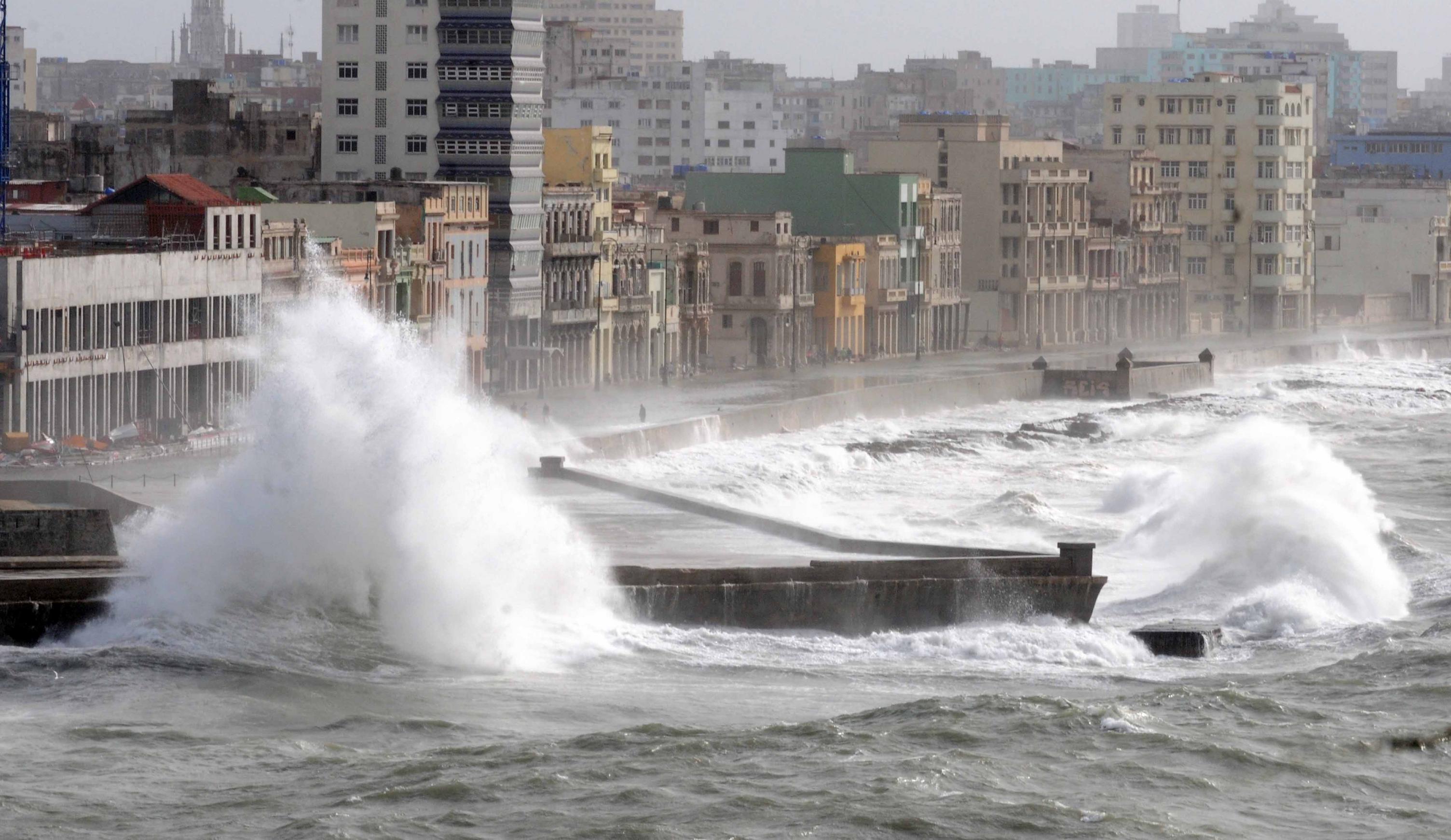 Fuertes marejadas en el malecón habanero, producidas por los efectos de los vientos del huracán Irma, el 10 de septiembre de 2017.