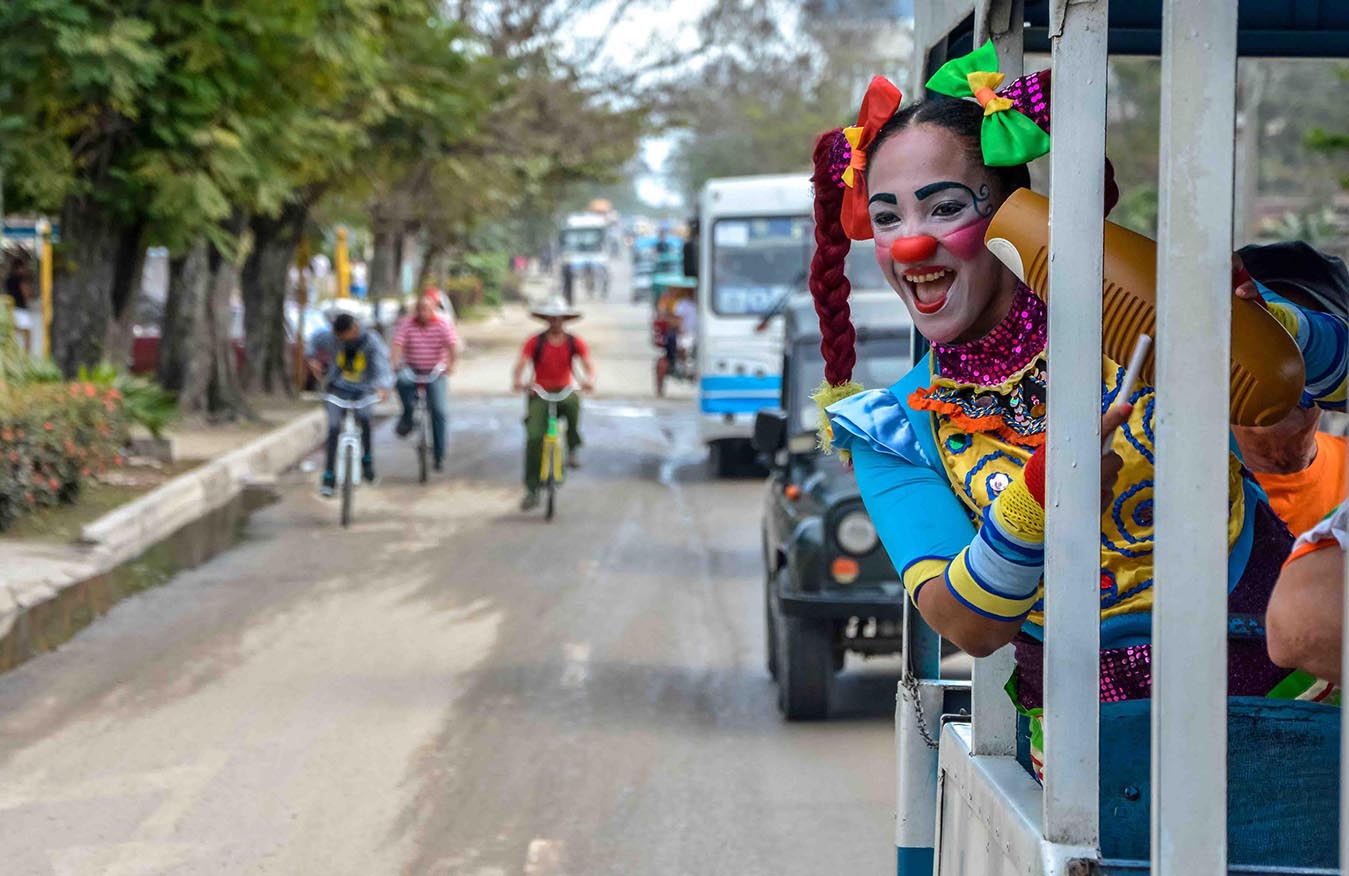 Payasos, performance en las calles tuneras