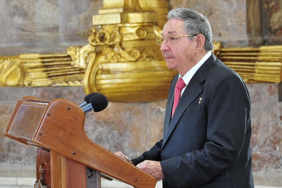 Raul Castro Ruz en ceremonia de condecoracion