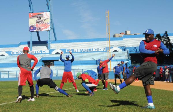Entrenamiento-Beisbol-Atletas-Estadio