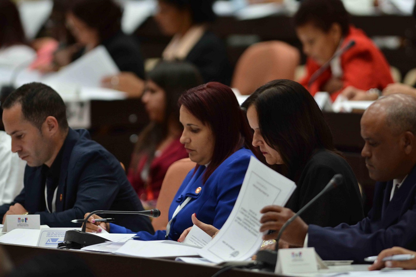 Diputados cubanos leen la biografía de los candidatos al Consejo de Estado.