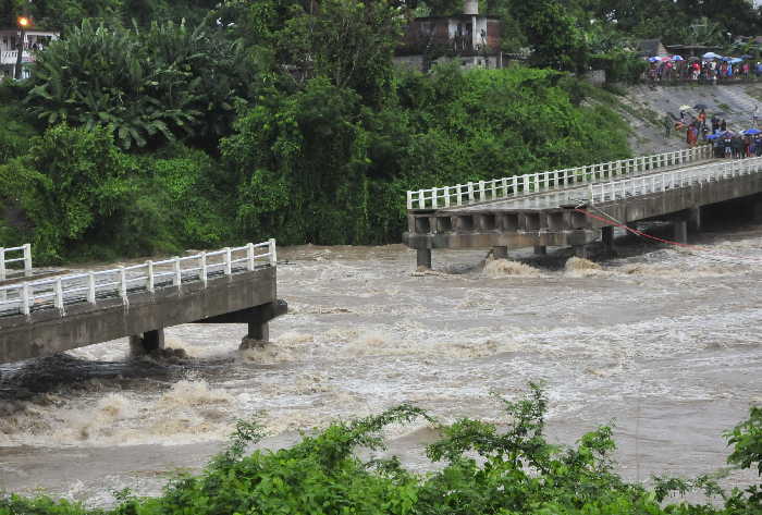 Colapsa puente de Zaza del Medio