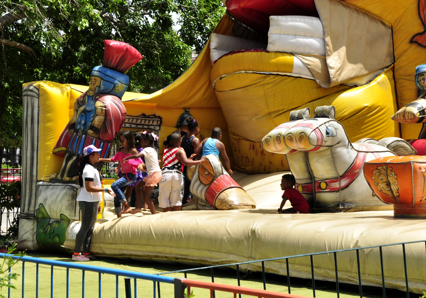 El parque inflable es muy visitado por los pequeños de casa.