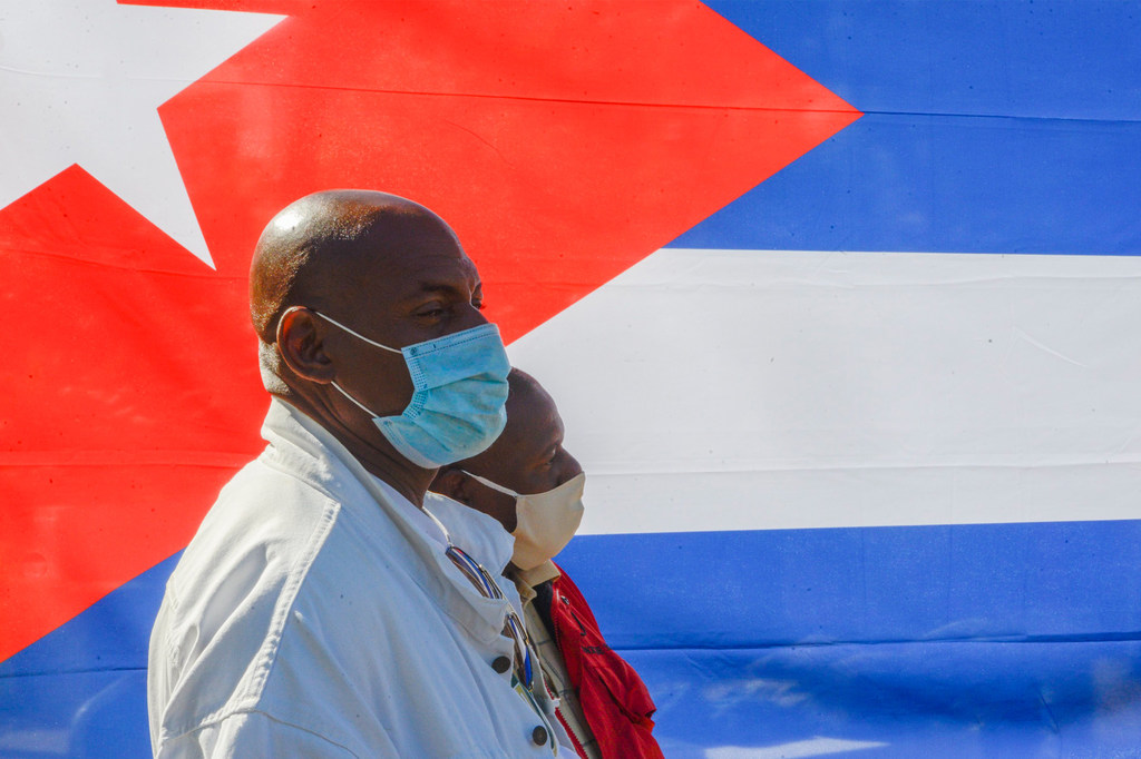 Hombres con nasobuco en Cuba