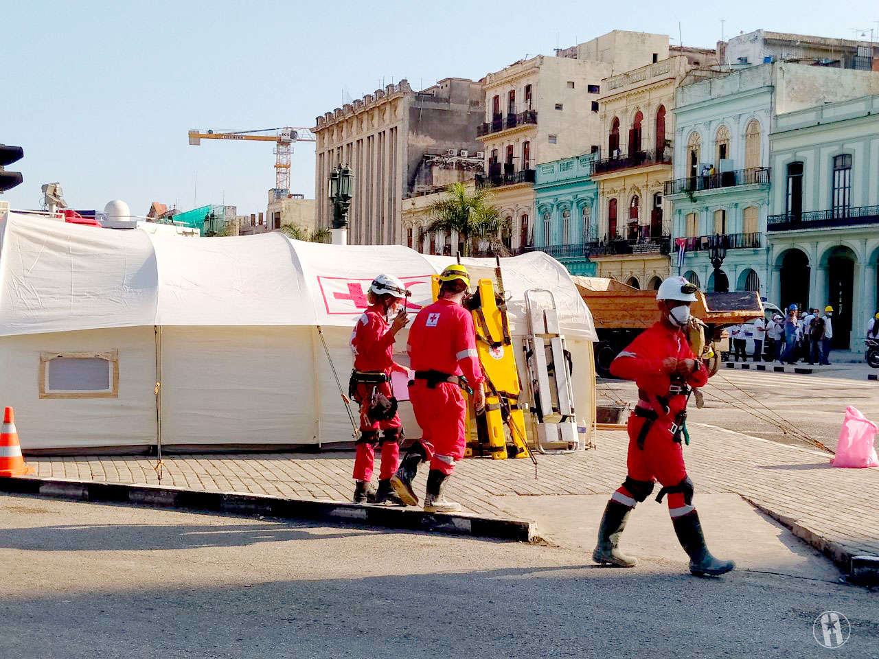 Rescatistas y Cruz Roja