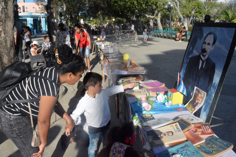 Desfile 28 de enero de 2023 en hoenaje a Martí venta de libros