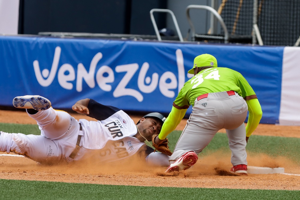 Jugada primera, Agricultores vs Curazao en la Serie del Caribe