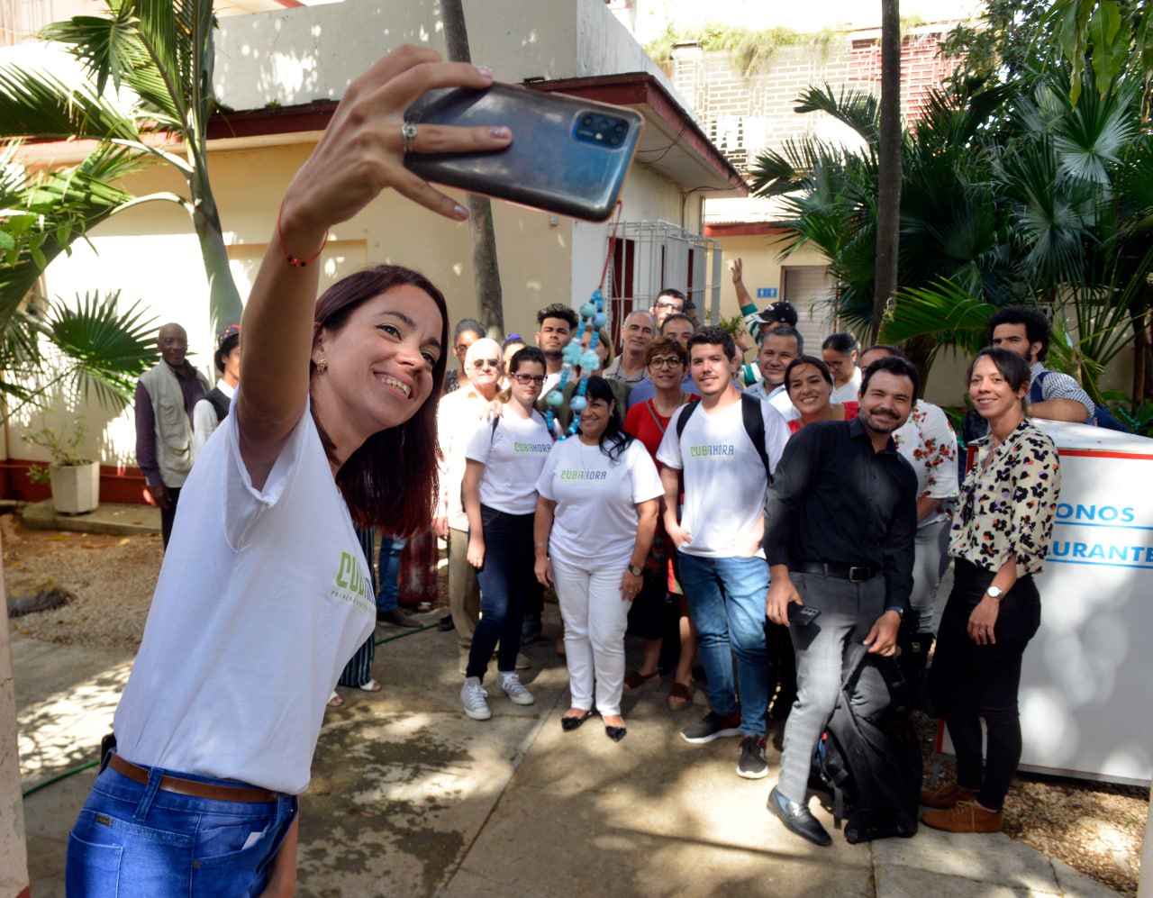 Aris tomando selfie-25 Aniversario