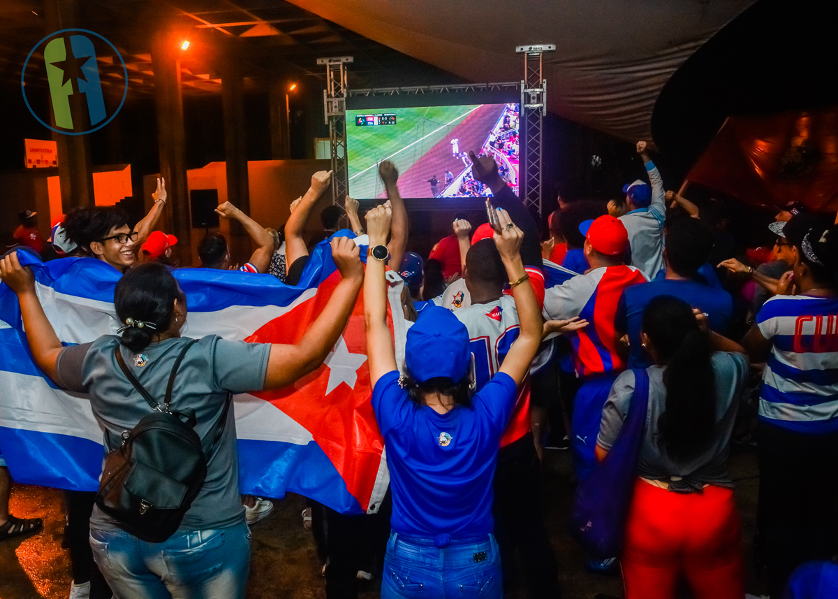 En el Vedado el público disfrutando del Clásico de Béisbol Cuba vs Estados Unidos