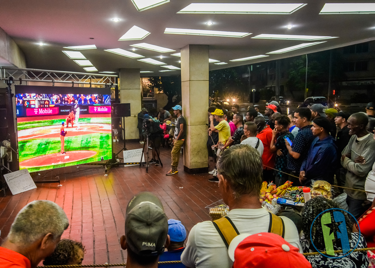 En el Vedado el público disfrutando del Clásico de Béisbol Cuba vs Estados Unidos