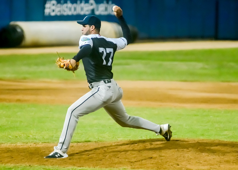 Michel Cabrera lanzador del equipo de Holguín 