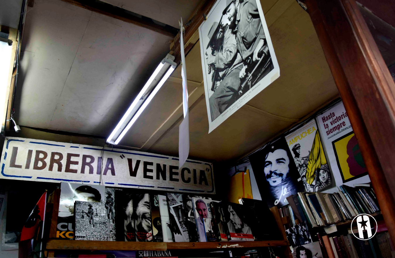 Librería con libros del Che