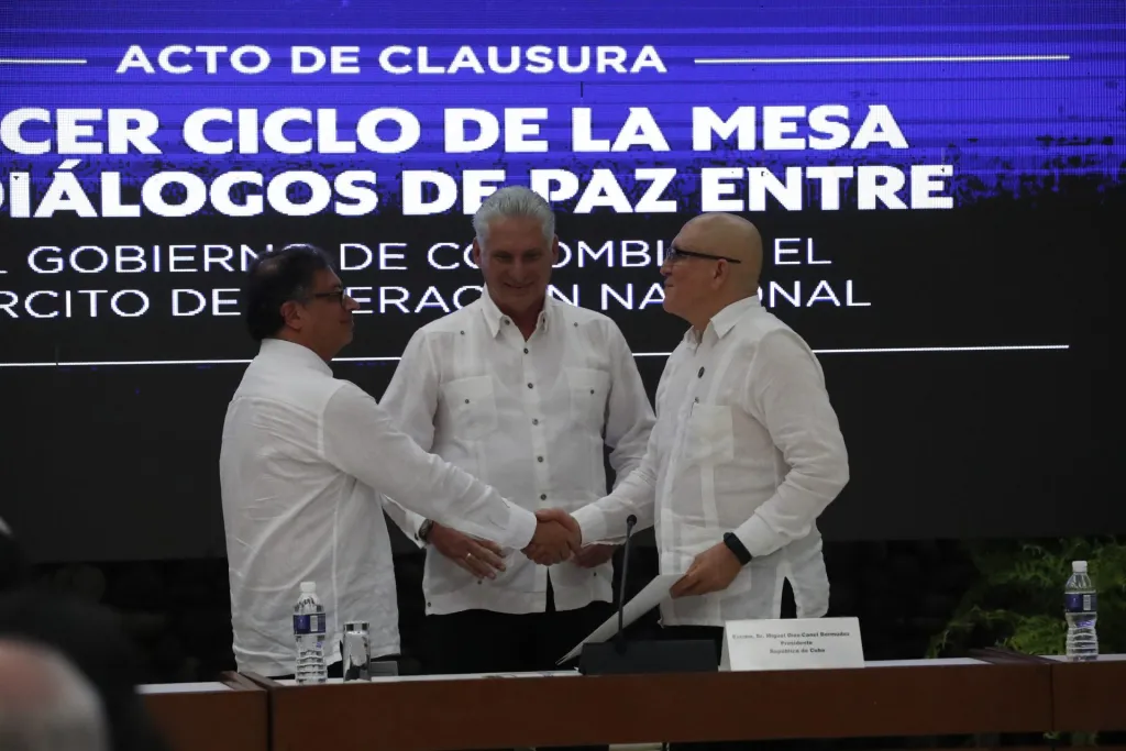 El presidente de Colombia Gustavo Petro (i), saluda a Antonio García (d), jefe máximo de la guerrilla del ELN, acompañados del presidente de Cuba Miguel Díaz Canel 