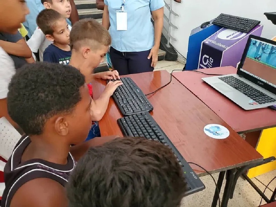 Niños disfrutando de los videojuegos