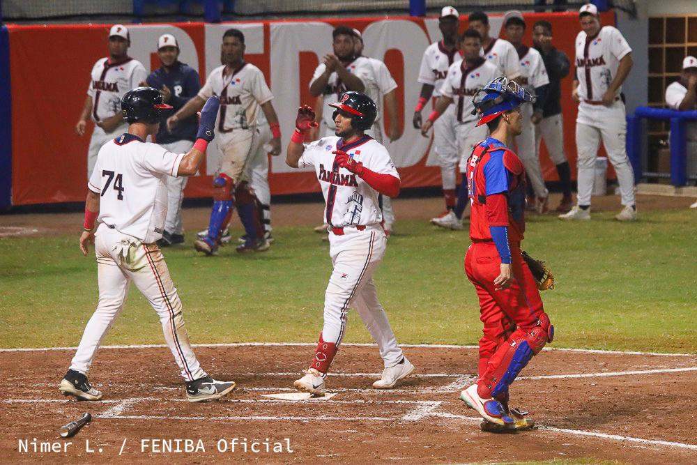 Cuba vs Panamá en fase preliminar del Panamericano de béisbol sub-23, celebrado en Beijing