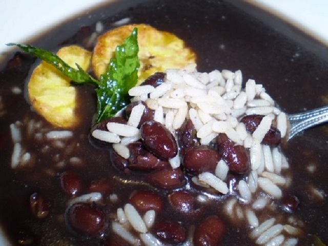 Arroz con frijoles y plátanos fritos