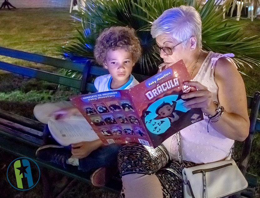 La abuela leyendo cuentos al niño