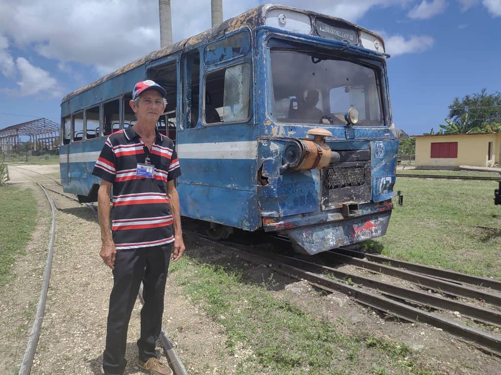 Mantenimiento de locomotoras en Cuba.