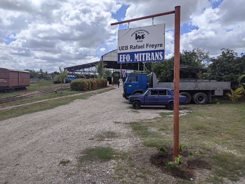 Mantenimiento de locomotoras en Cuba.