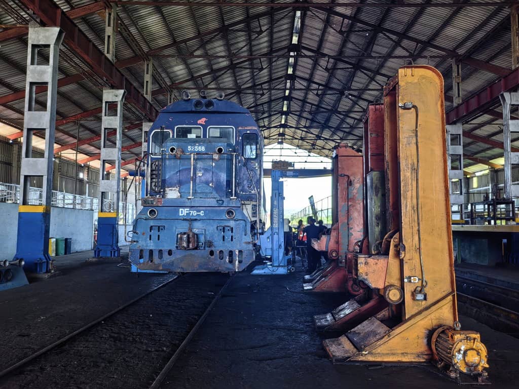 Mantenimiento de locomotoras en Cuba.