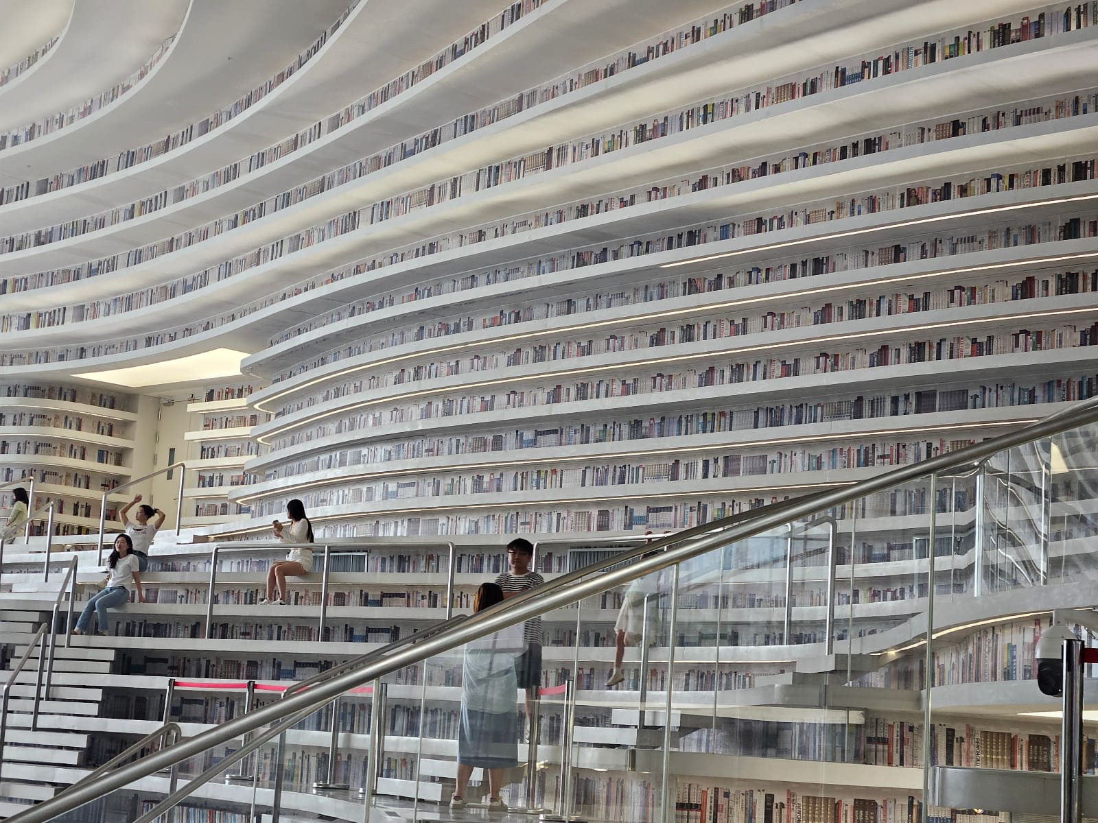 La biblioteca Tianjin Binhai, es uno de los diseños futuristas más reconocidos en China, por su capacidad de poder albergar 1,2 millones de libros.