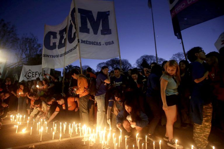 El estudiantazo en las calles: multitudinaria Marcha de antorchas en Buenos Aires