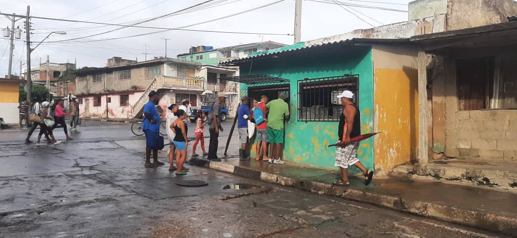 Santiagueros comprando en un puesto de viandas esta mañana de lunes