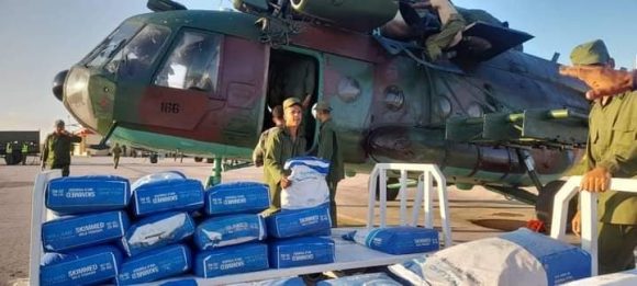 Fuerzas Armadas Revolucionarias establecen puente aéreo para llevar alimentos a Imías. Foto: Ejército Oriental