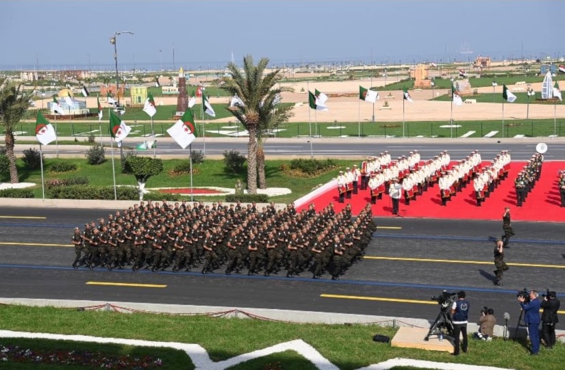 Un gran desfile militar celebrado en Argel, la capital, marcó las conmemoraciones por la efeméride. 