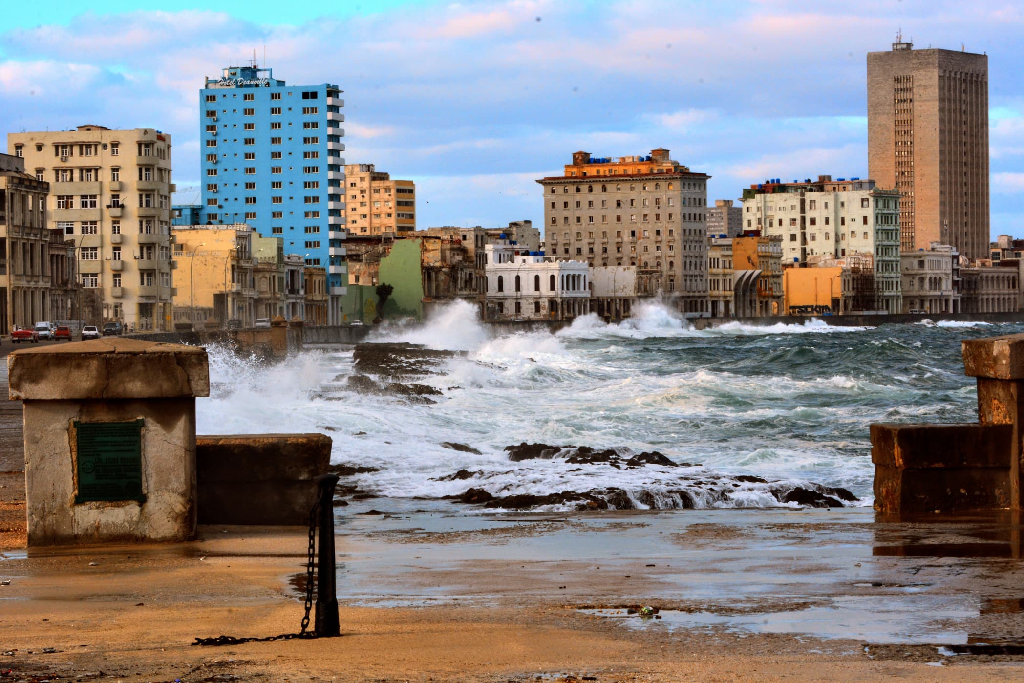 Inundaciones en el malecón habanero este viernes