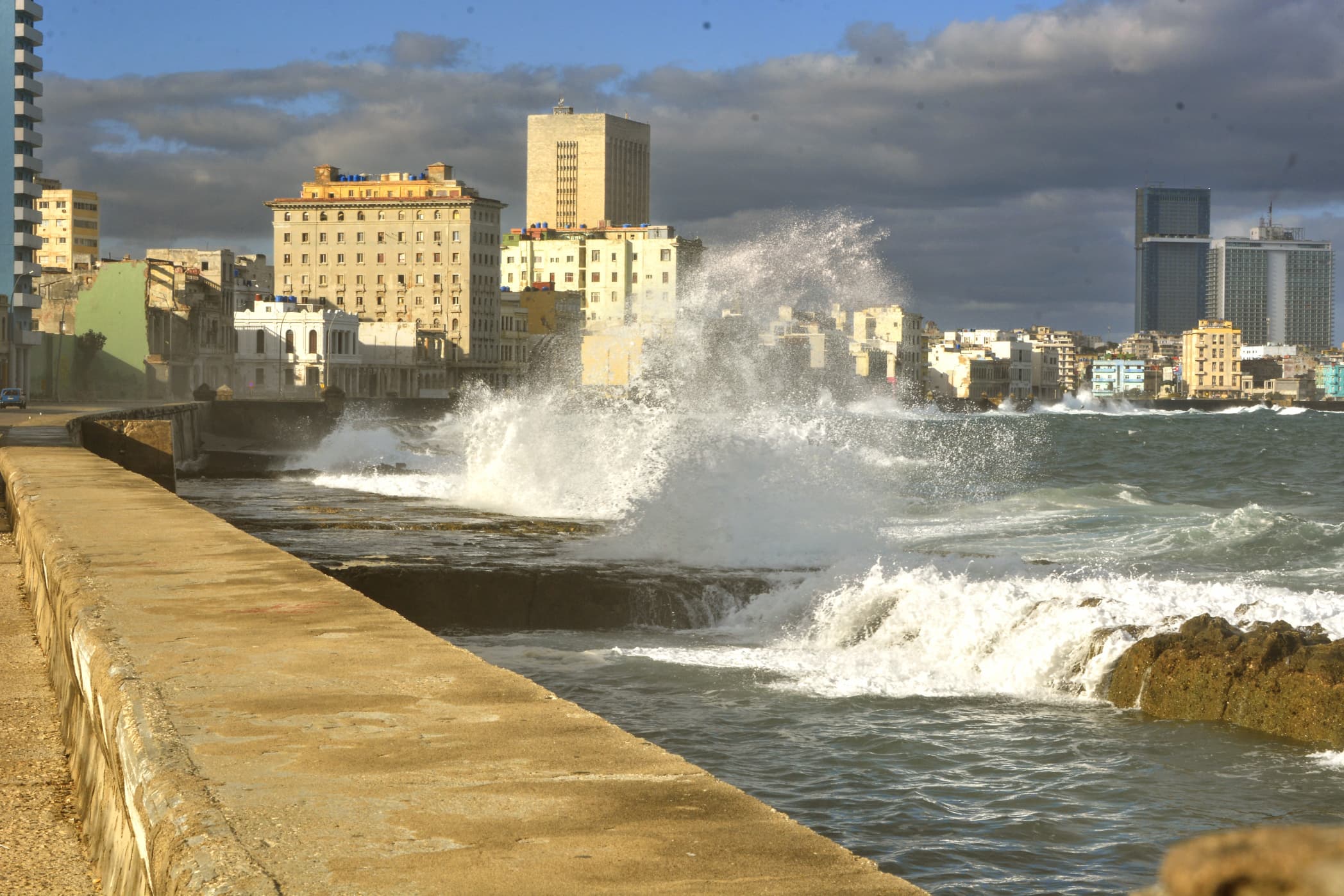 Inundaciones en el malecón habanero este viernes