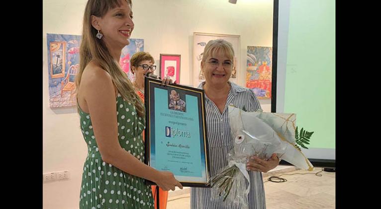 Entregan Diploma Nicolás Guillén a Sadaise Arencibia 