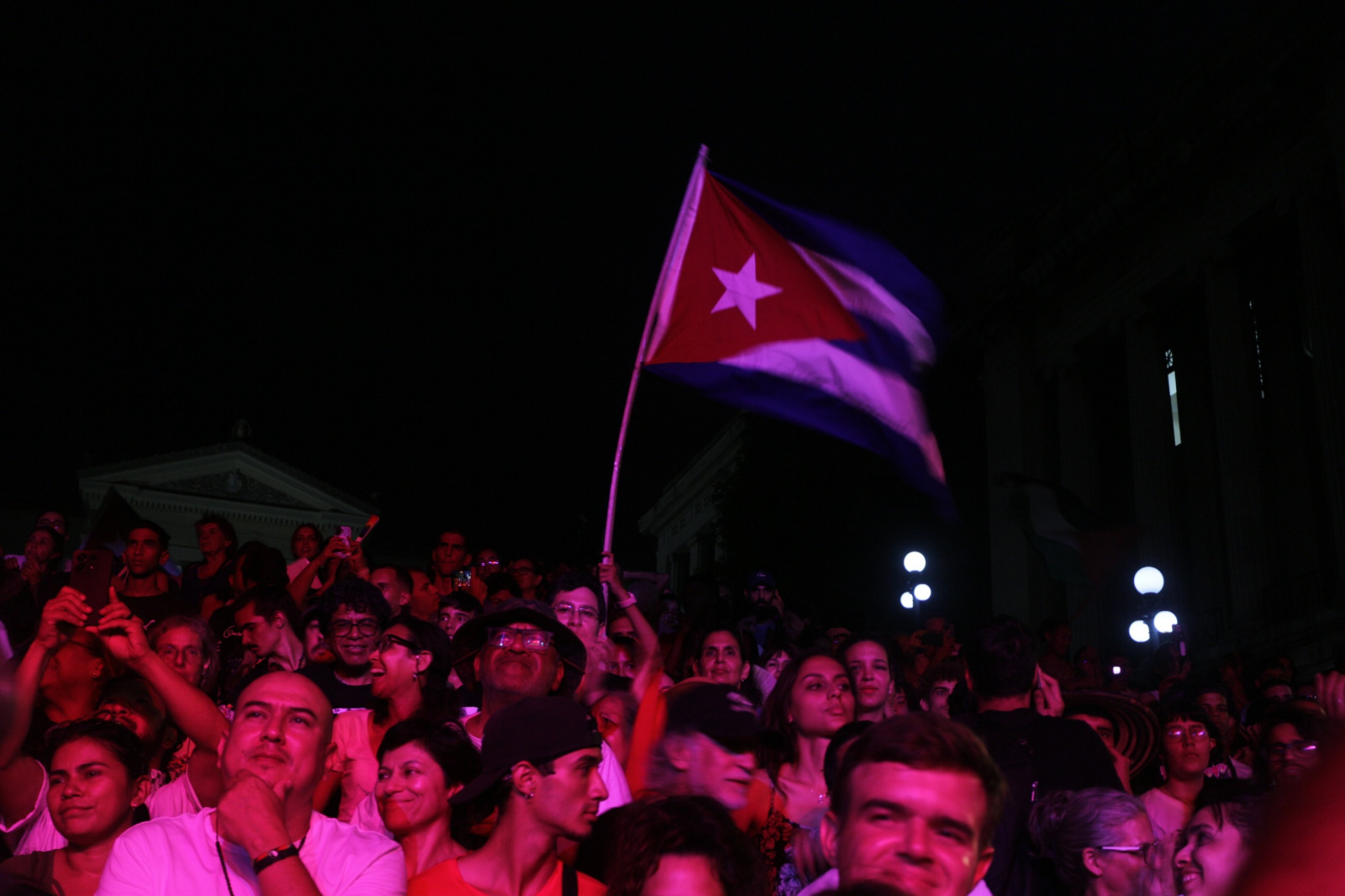 Con un concierto en la escalinata de la Universidad de La Habana inicia silvio Rodríguez gira por Latinoamérica. Fotos: José Luis Alvarez Suárez (Cubahora)