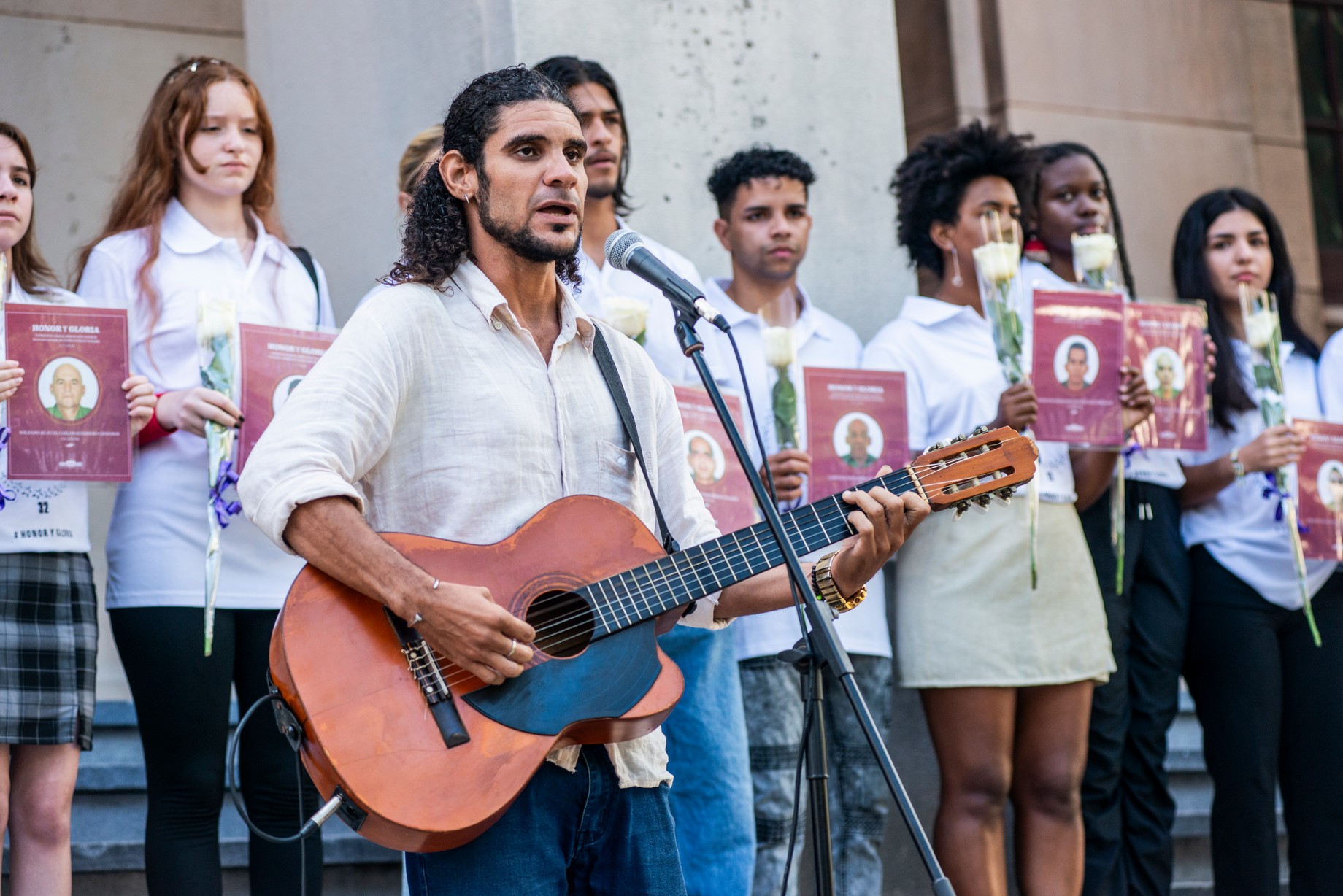 El Alma Mater extiende sus brazos esta vez para denunciar la barbarie