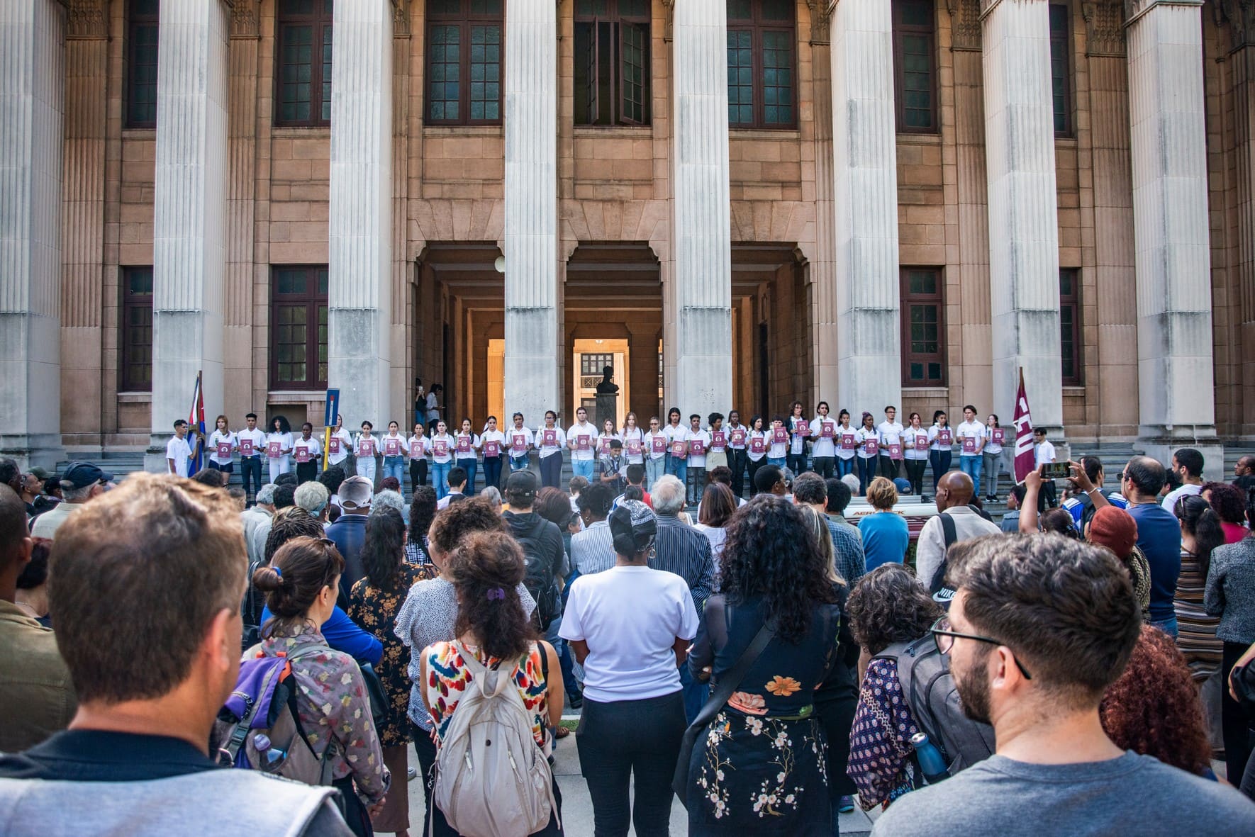 El Alma Mater extiende sus brazos esta vez para denunciar la barbarie