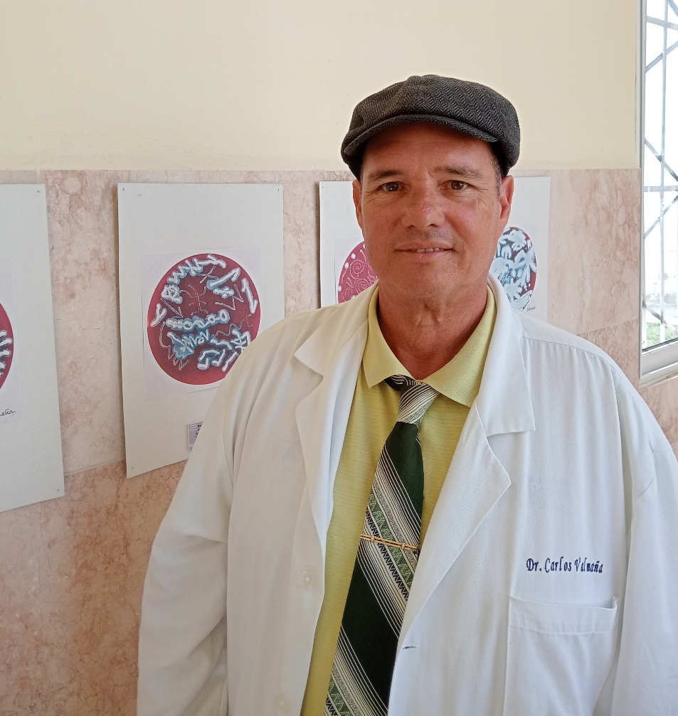 El Dr. Carlos posando junto a sus obras El Dr. Carlos posando junto a sus obras