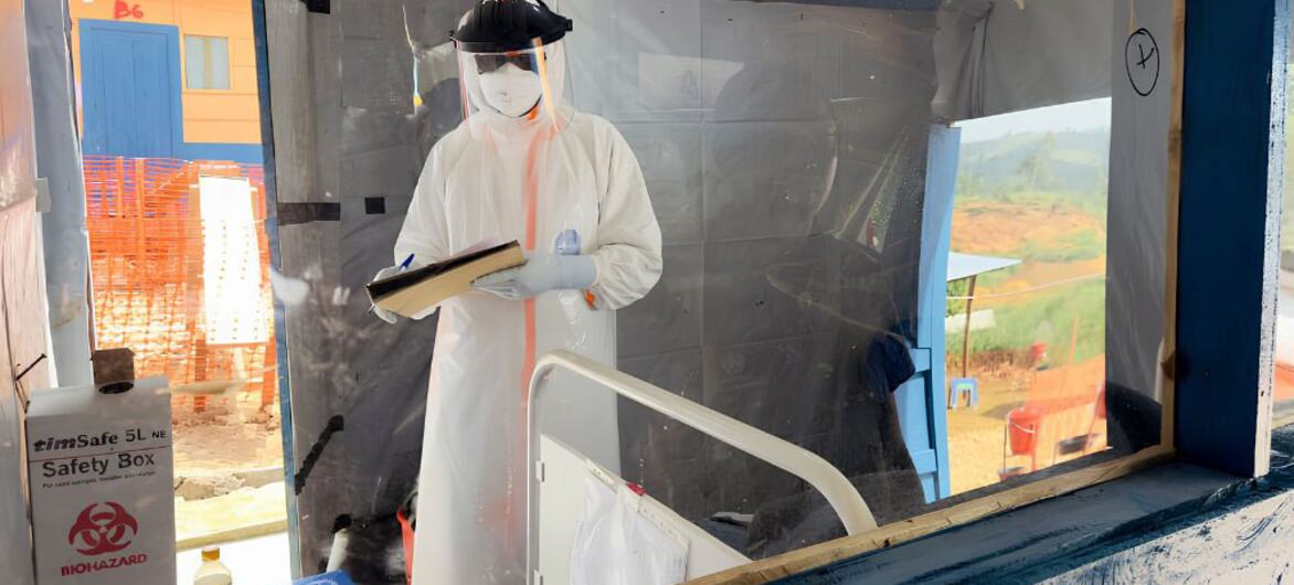 Trabajador sanitario tratando a pacientes infectados de ebola Trabajador sanitario tratando a pacientes infectados de ebola